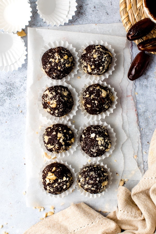 Easy Vegan Bliss Balls with Dates & Peanut Butter (sweetened with dates)