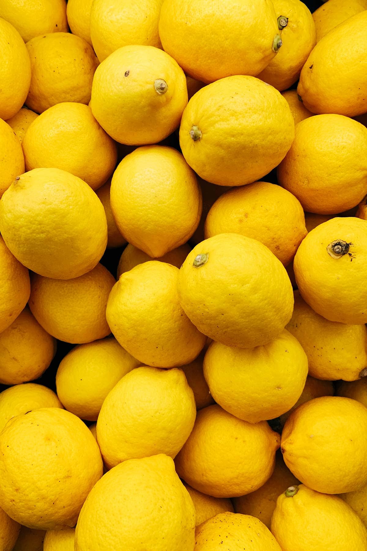 https://myveganminimalist.com/wp-content/uploads/2022/05/Yellow-Fruits-The-Ultimate-List-1.jpg